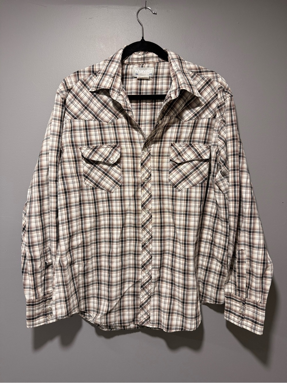 Wrangler plaid button-up long sleeve shirt